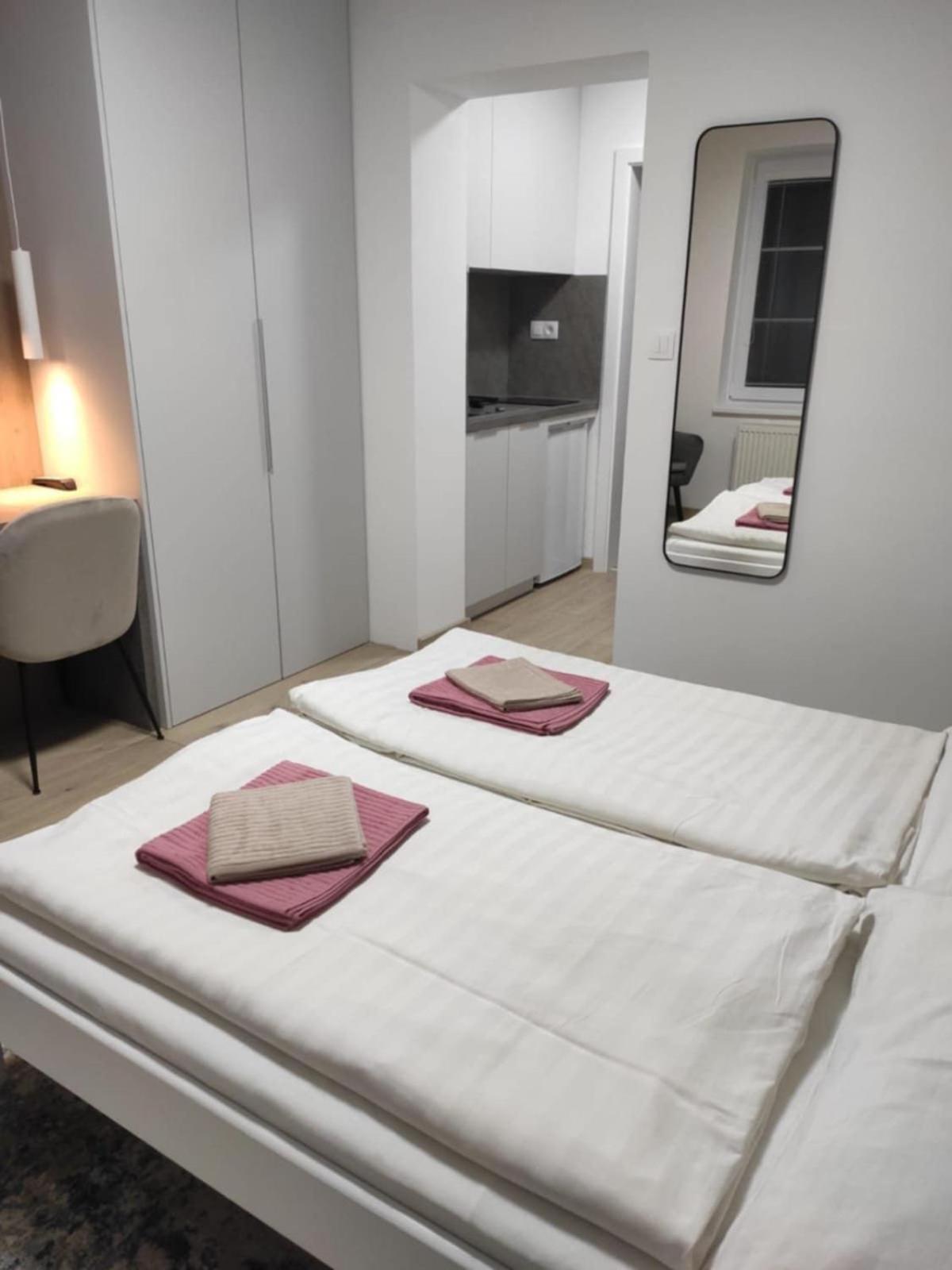 Privat Julia Hotel Vrbov Exterior foto