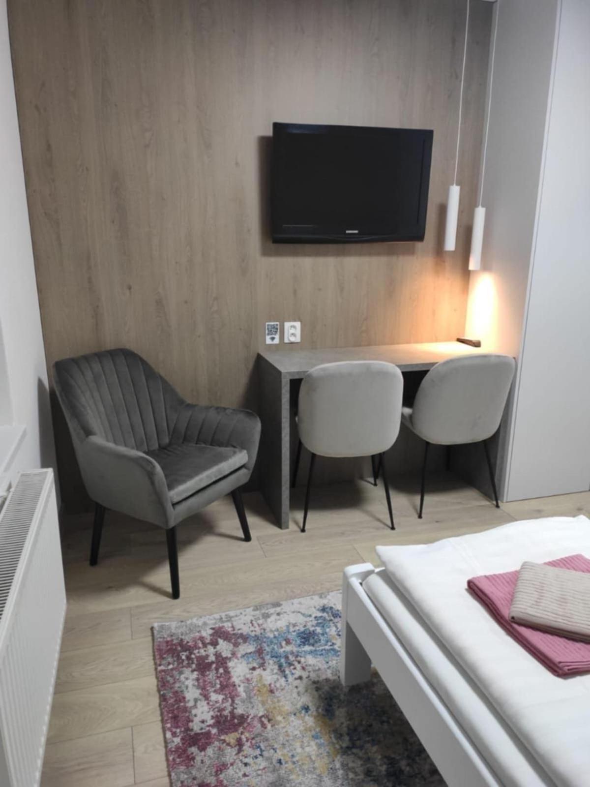 Privat Julia Hotel Vrbov Exterior foto
