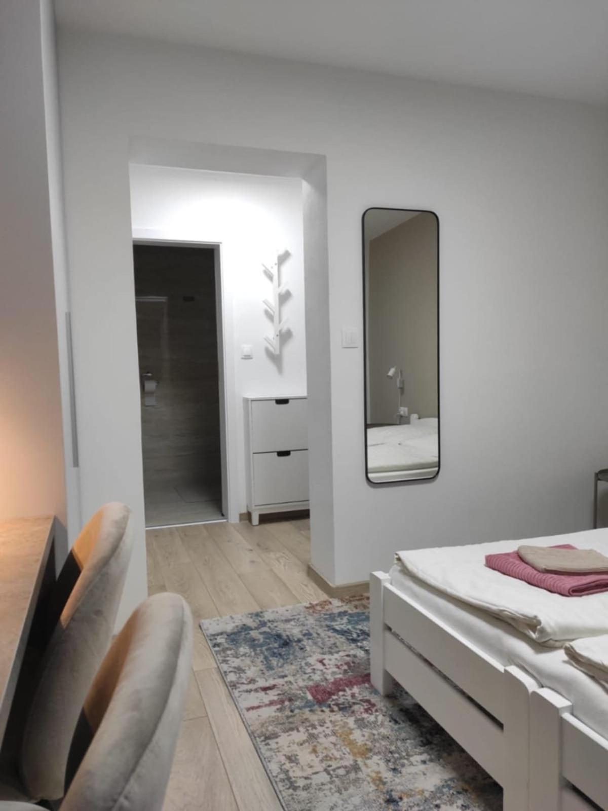 Privat Julia Hotel Vrbov Exterior foto