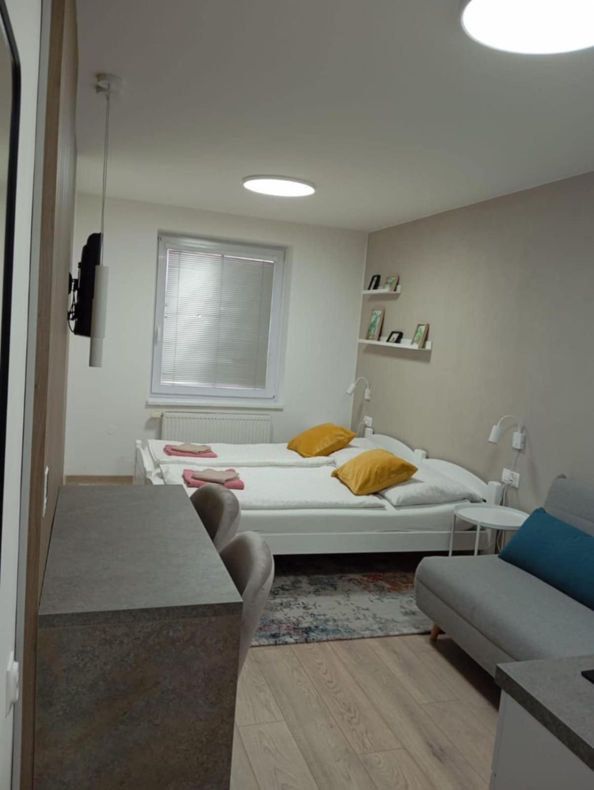 Privat Julia Hotel Vrbov Exterior foto