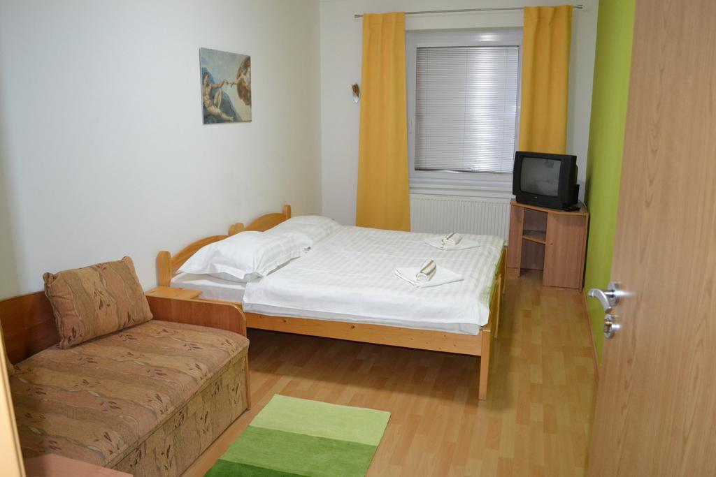 Privat Julia Hotel Vrbov Exterior foto